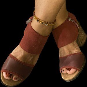 Size: 8 Maroon/Burgundy Suede two an half inch sandal by: "Toms"